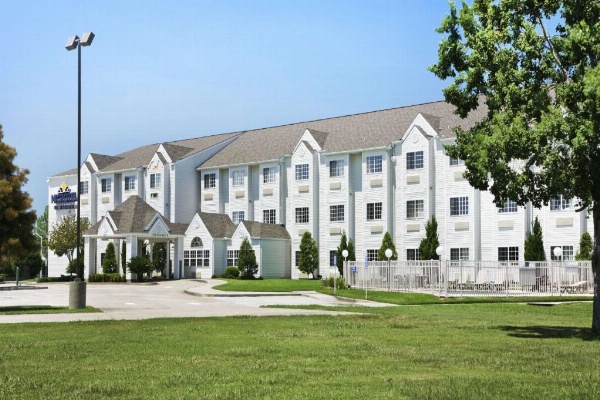 Microtel Inn & Suites By Wyndham Baton Rouge image 1